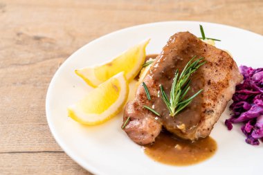 kırmızı lahana ve patates püresi ile domuz eti biftek