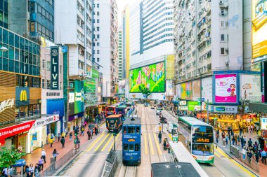 Hong Kong - 21 Şubat 2019: İnsanlar arasında Hennessy Road, Ca
