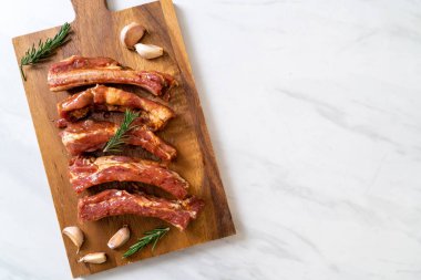 Taze Çiğ domuz kaburga malzemelerle kavurma için hazır