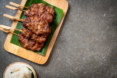 saptırılmış süt domuz beyaz yapışkan pirinç ile ızgara