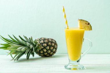 taze ananas güler yüzlü cam ahşap masa üzerinde