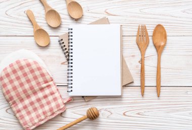 metin Not kopya sapce ile ahşap yüzeyde için boş defter