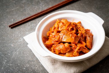 kimchi ile tavada kızartılmış domuz eti