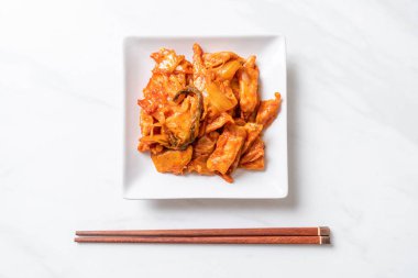 kimchi ile tavada kızartılmış domuz eti