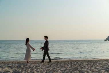 Mutlu çift balayı gidiş tropikal kum plajı üzerinde su içinde seyahat.