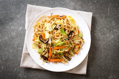 tavada kızartılmış yakisoba noodle sebzeli