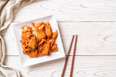 kimchi ile tavada kızartılmış domuz eti