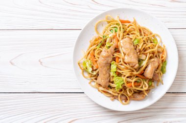 tavada kızartılmış yakisoba noodle domuz eti ile