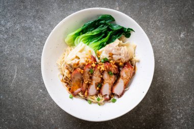 yumurta noodle ile kırmızı kavrulmuş domuz etli mantı