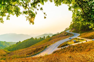 Katman dağ ve yol ile güzel günbatımı gökyüzü
