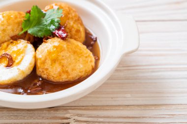 Haşlanmış yumurta demirhindi soslu kızarmış