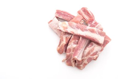 Taze çiğ domuz kaburgası. 