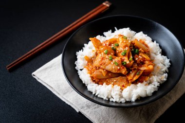 kimchi tepesinde pirinç ile tavada kızartılmış domuz eti 