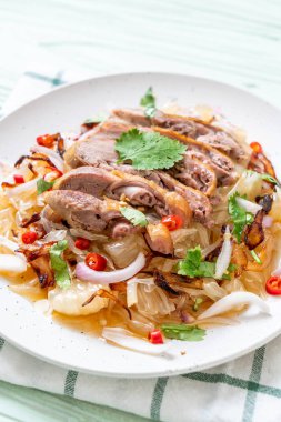 Kızarmış ördek pamelo baharatlı salata