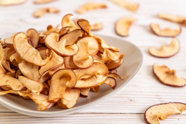 Ev yapımı kurutulmuş organik elma dilimli