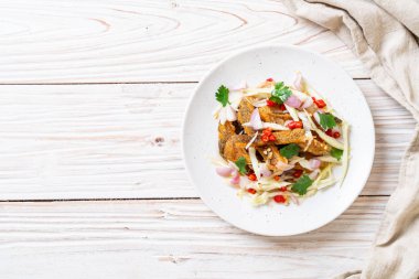 gevrek gurami balığı ile baharatlı salata