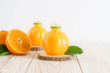 Ahşap arka plan üzerinde taze portakal suyu