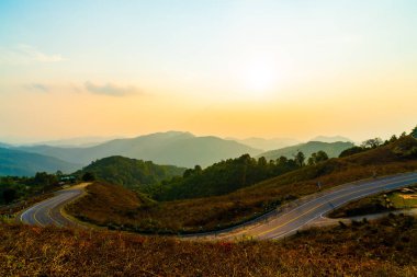 Katman dağ ve yol ile güzel günbatımı gökyüzü