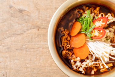 Altın tencerede Kore anlık erişte 