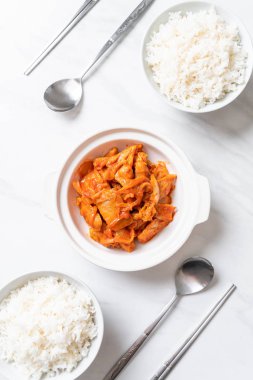 kimchi ile tavada kızartılmış domuz eti