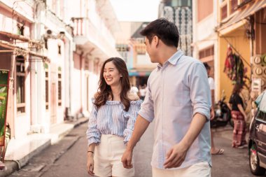 Mutlu genç Asyalı çift aşık iyi vakit geçiriyor