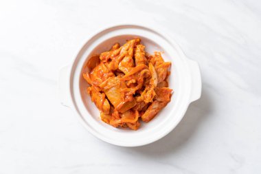 kimchi ile tavada kızartılmış domuz eti