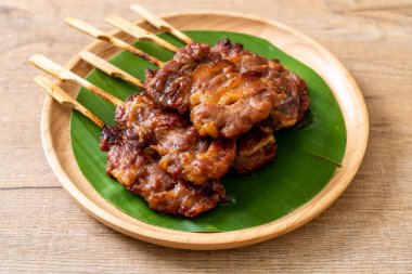 saptırılmış süt domuz beyaz yapışkan pirinç ile ızgara