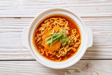 yumurta, sebze ve kimchi Koreli baharatlı anlık erişte