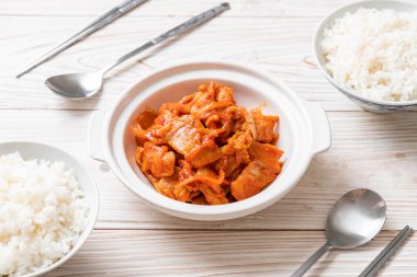 kimchi ile tavada kızartılmış domuz eti