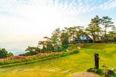 Güzel gündoğumu gökyüzü Huai Nam Dang n dağda bahçeli