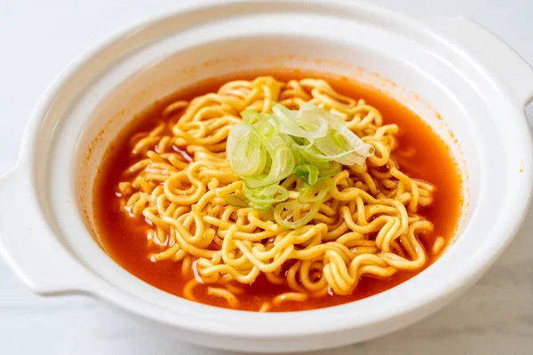 Mie instan pedas korea dengan kimchi — Stok Foto