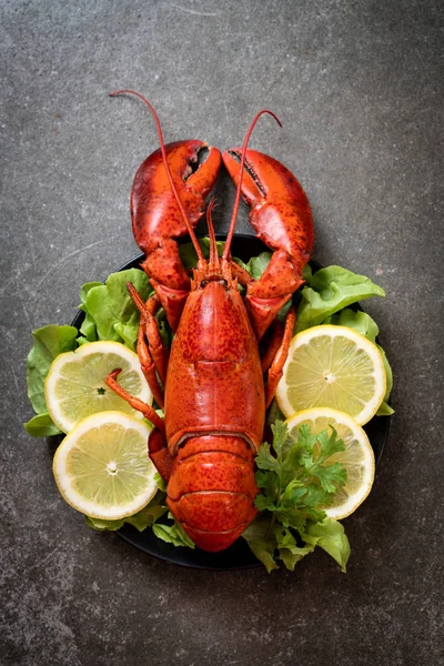 Gekochter Hummer mit Gemüse und Zitrone — Stockfoto