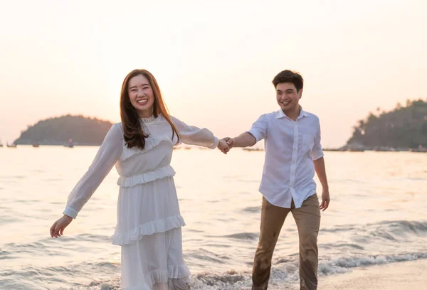 Coppia felice in viaggio di nozze sulla spiaggia di sabbia tropicale in su — Foto Stock