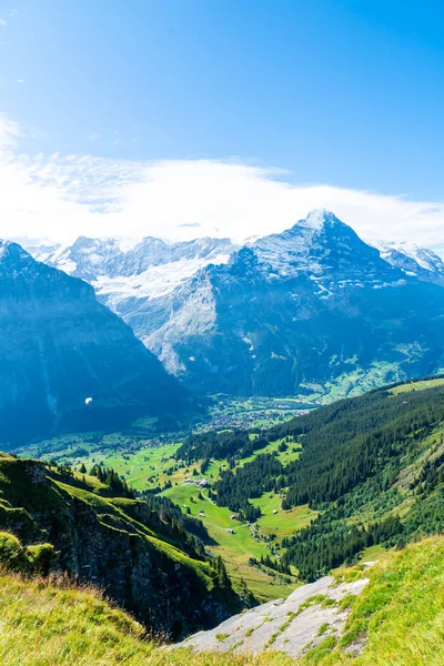 Aldeia de Grindelwald com a Montanha dos Alpes na Suíça — Fotografia de Stock