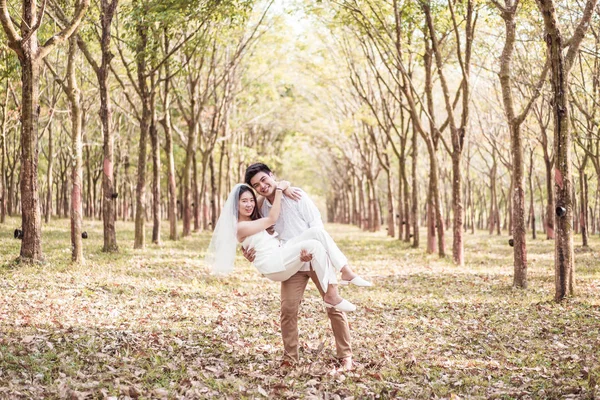 Gelukkige Aziatische paar verliefd op boom boog — Stockfoto