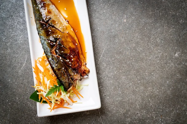 Carne de pescado Saba a la parrilla con salsa teriyaki —  Fotos de Stock