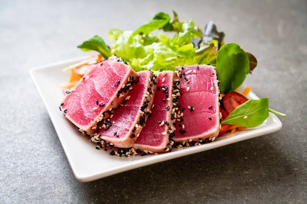 Verse tonijn rauw met groente salade — Stockfoto