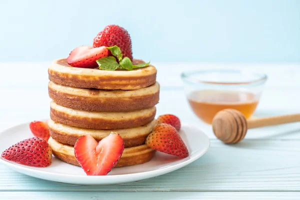 Pfannkuchen mit frischen Erdbeeren — Stockfoto