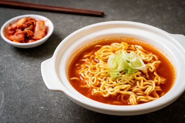 Nouilles instantanées épicées coréennes avec kimchi — Photo
