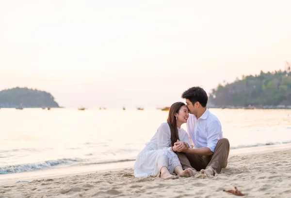 Happy couple going honeymoon travel on tropical sand beach in su — Stock Photo, Image