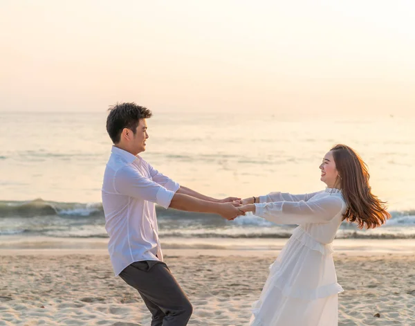 Joyeux couple voyageant en lune de miel sur une plage de sable tropical à su — Photo