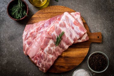 Taze çiğ domuz kaburgası. 