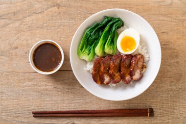 tepesinde pirinç kırmızı Barbekü domuz eti kızartma