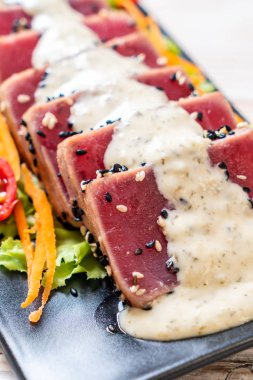 Taze orkinos çiğ sebze salatası ve sos ile