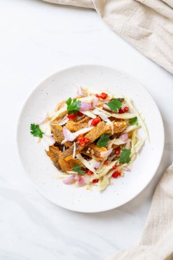 gevrek gurami balığı ile baharatlı salata