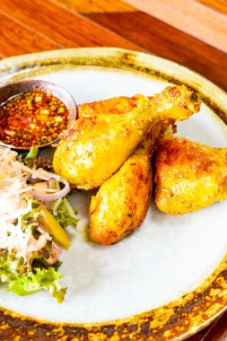 Kızarmış tavuk ve sebze salatası. 