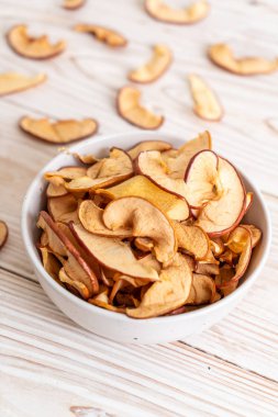 Ev yapımı kurutulmuş organik elma dilimli