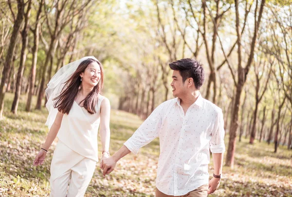 Gelukkige Aziatische paar verliefd op boom boog — Stockfoto