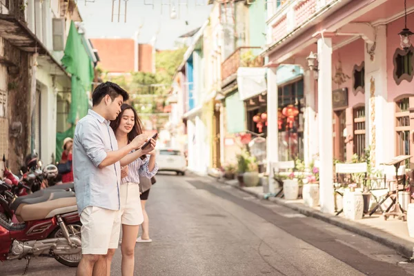 Feliz joven asiática pareja en amor tener un buen tiempo Fotos De Stock Sin Royalties Gratis