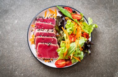 Taze orkinos sebze salata ile ham